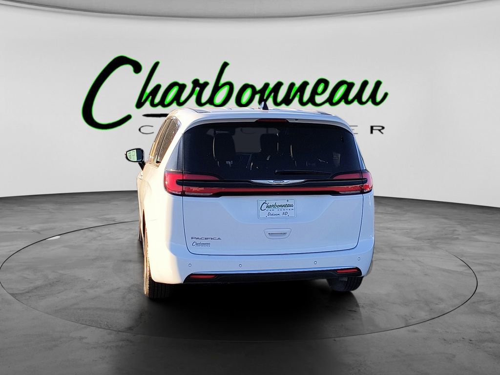 Used 2025 Chrysler Pacifica Select image 4