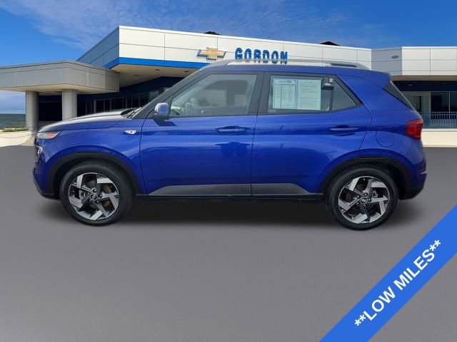 Used 2023 Hyundai Venue SEL image 2