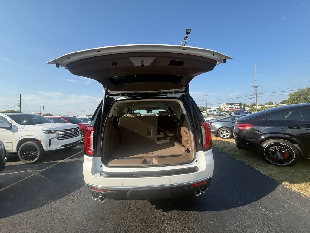 Used 2023 GMC Yukon XL Denali AWD/4WD image 5