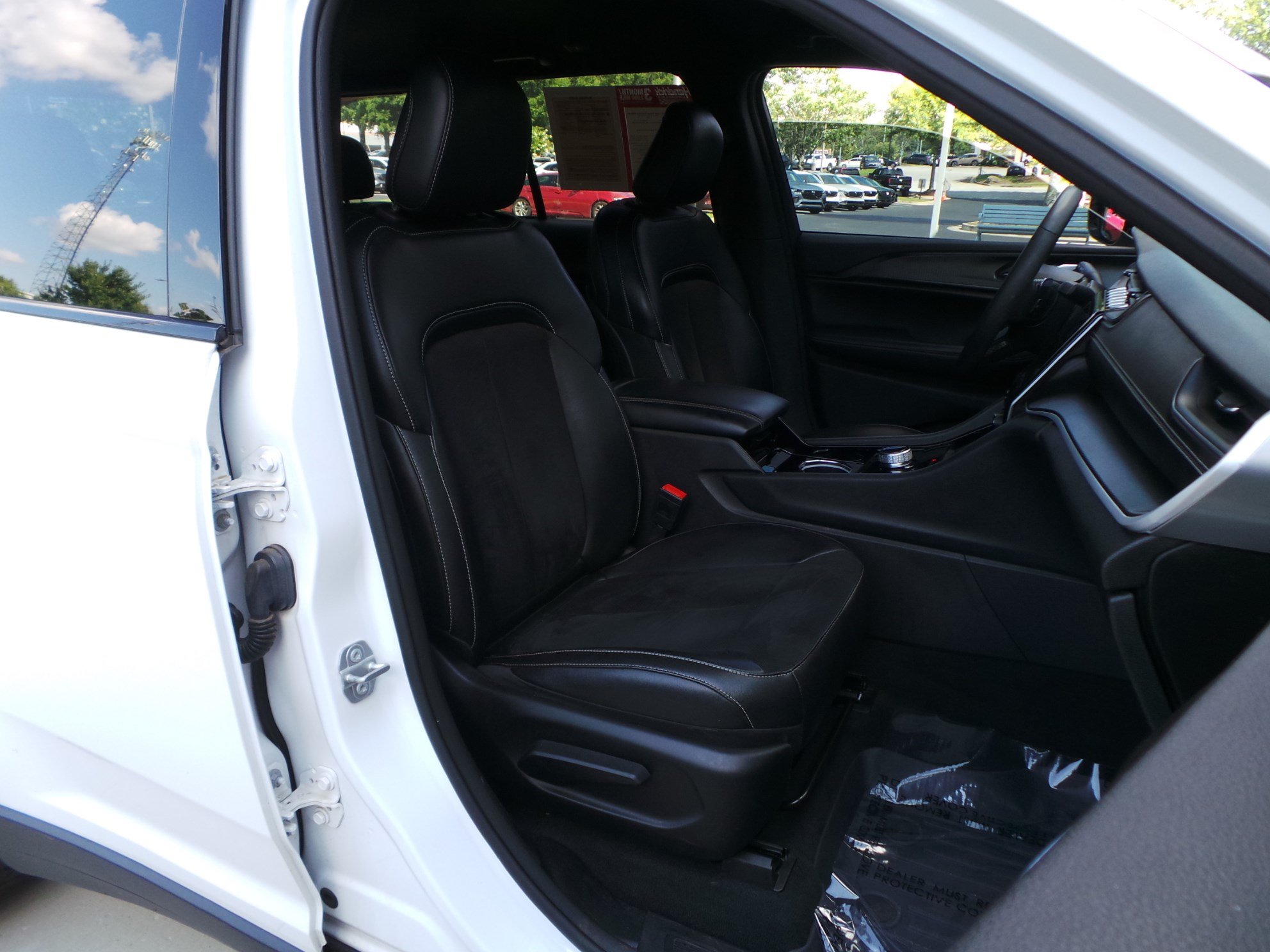 Used 2023 Jeep Grand Cherokee Altitude AWD/4WD image 17