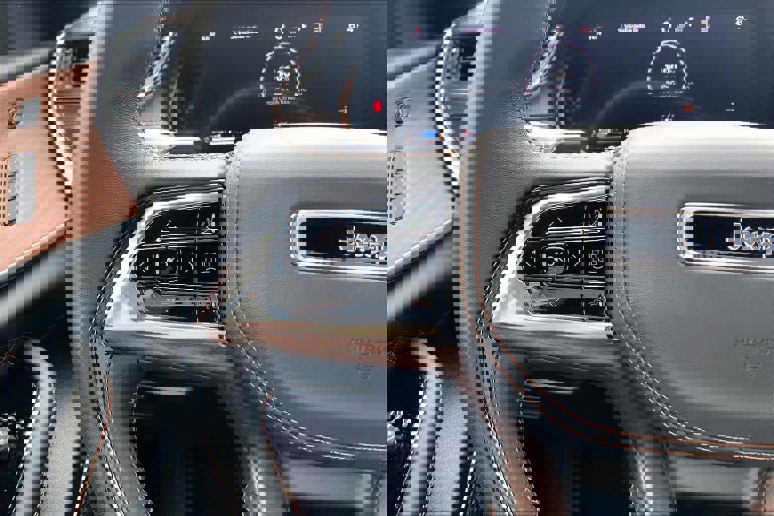 Used 2025 Jeep Grand Cherokee Summit w/ Obsidian Package image 24