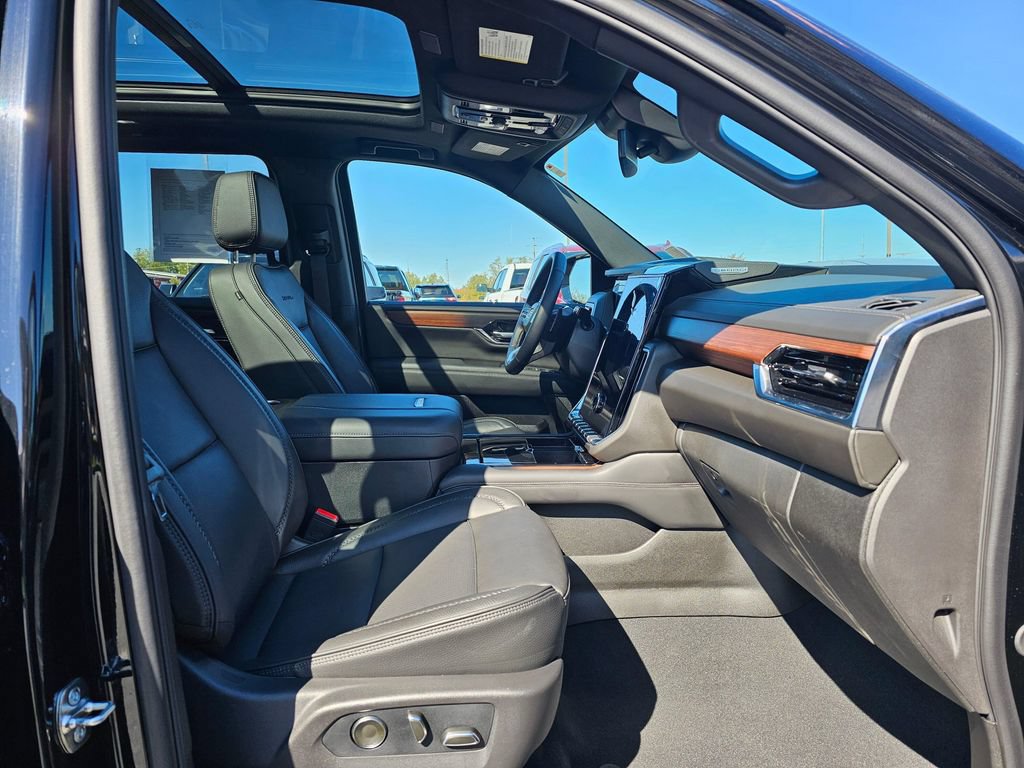 Used 2026 GMC Yukon XL Denali w/ Sun & Power Step Package AWD/4WD image 10