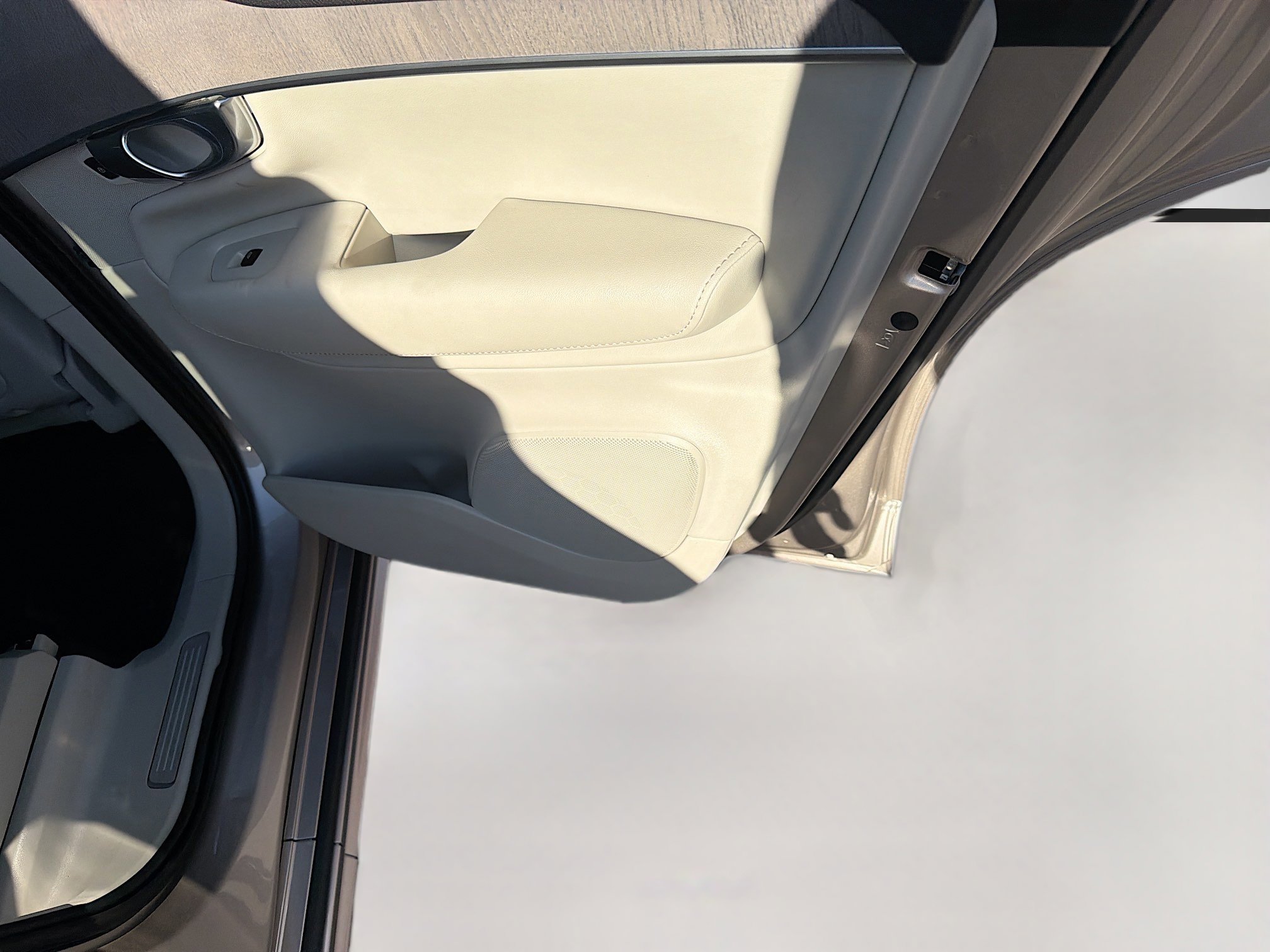 Used 2023 Volvo XC90 B6 Plus w/ Protection Package Premier image 31