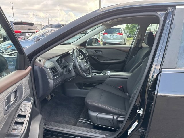 Used 2023 Nissan Rogue S image 9