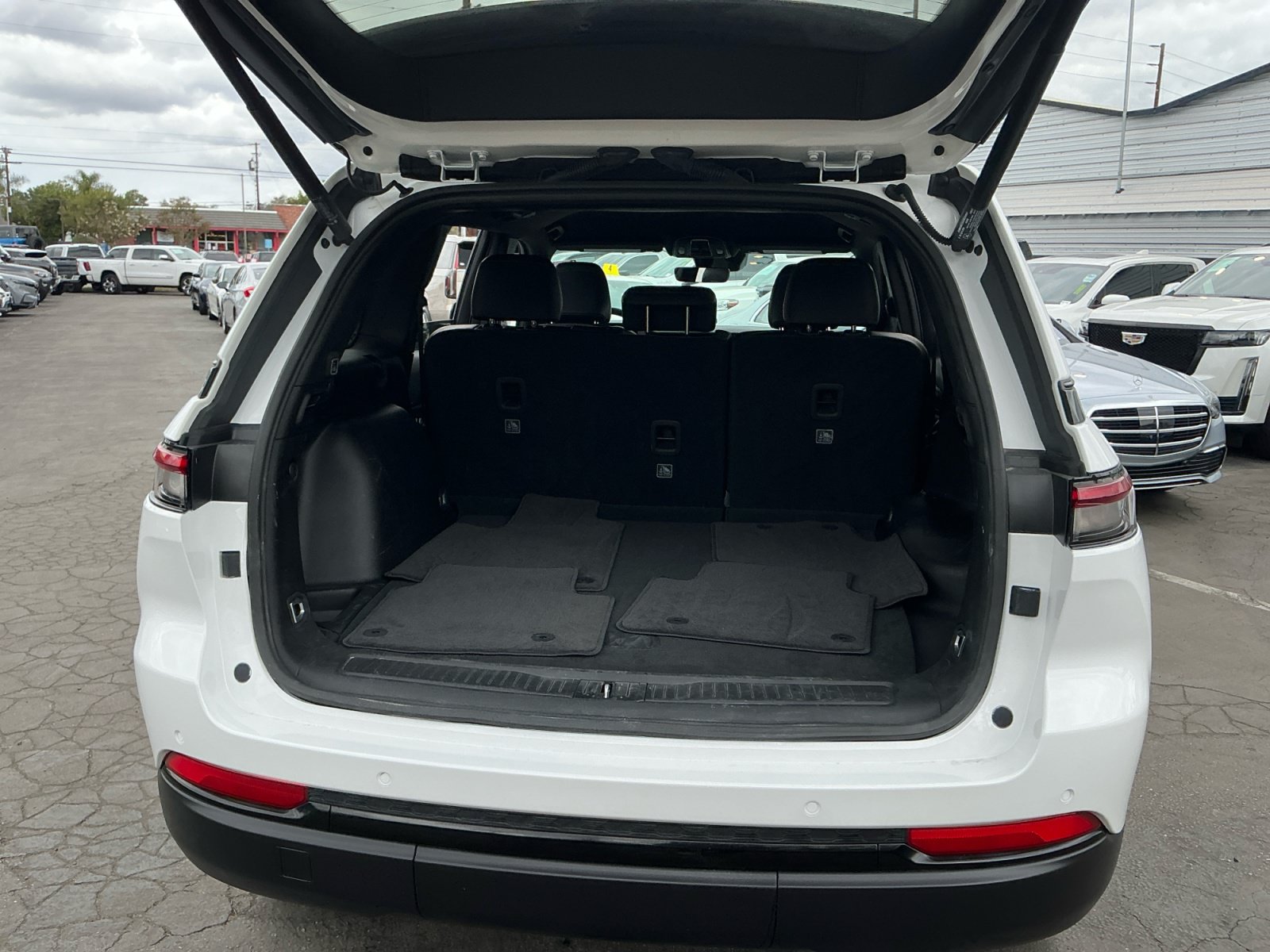 Used 2025 Jeep Grand Cherokee Altitude RWD image 26