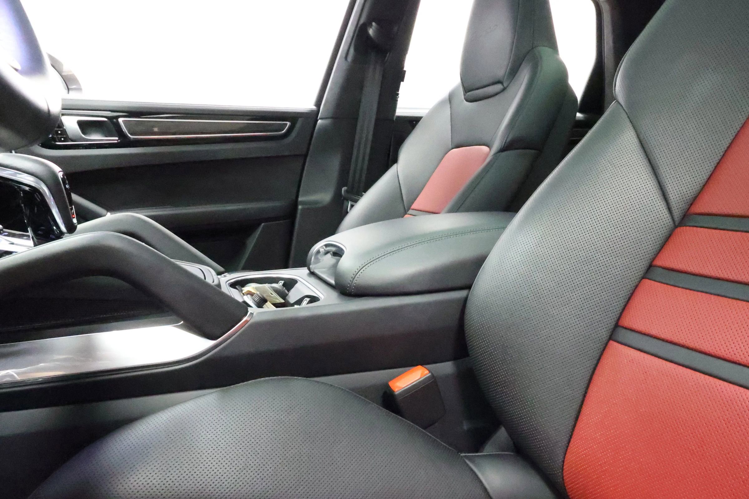 Used 2020 Porsche Cayenne Turbo image 21