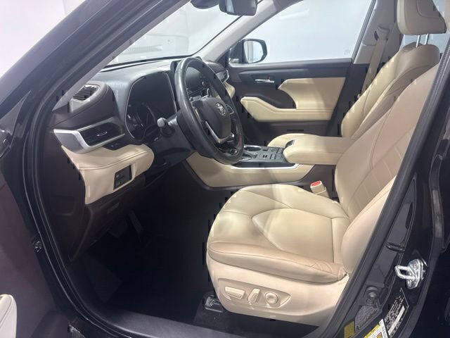 Used 2021 Toyota Highlander XLE AWD/4WD image 12