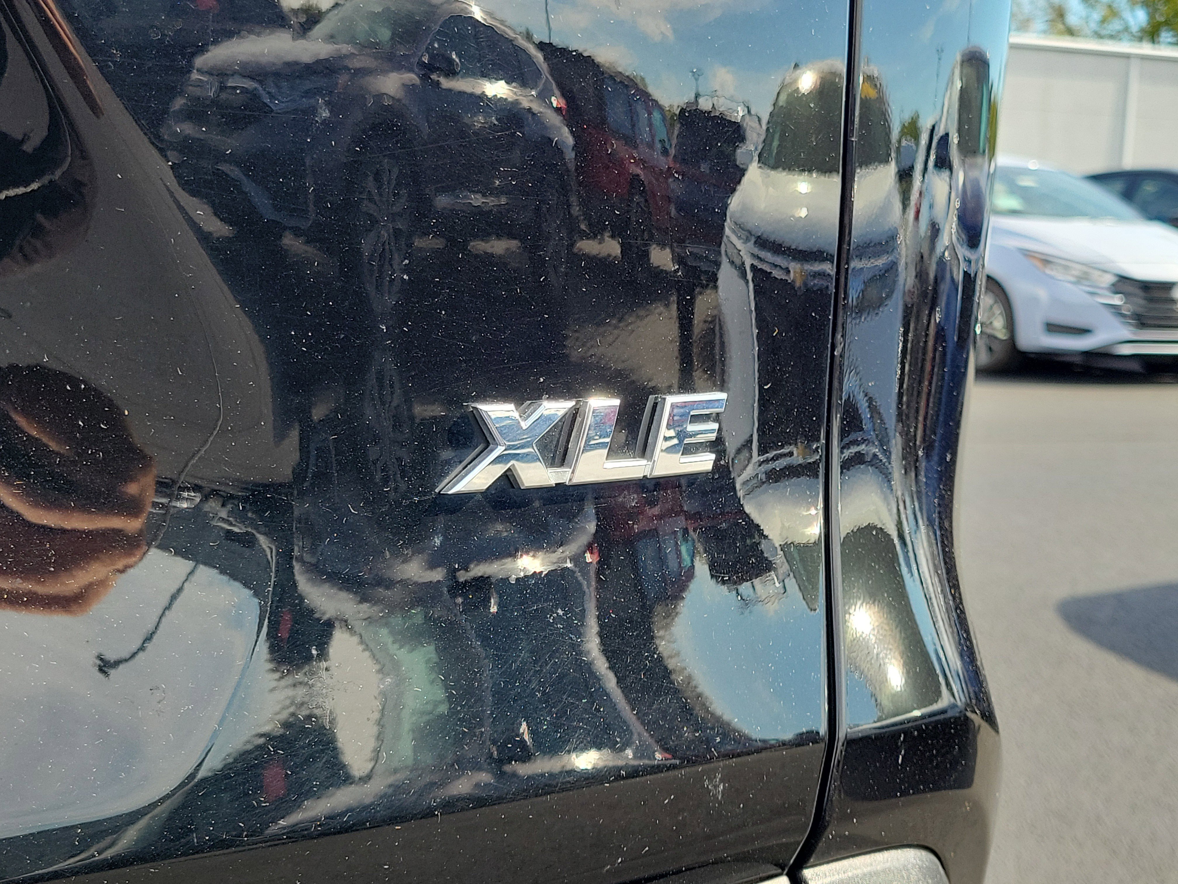 Used 2023 Toyota RAV4 XLE w/ Convenience Package image 7