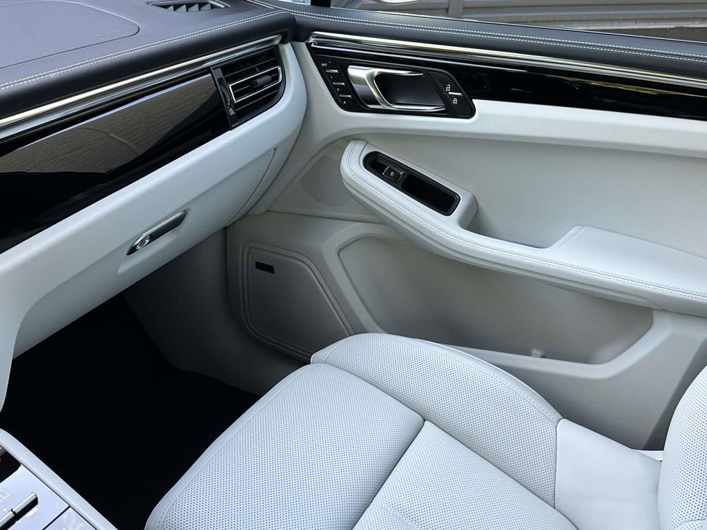Certified 2025 Porsche Macan S AWD/4WD image 26