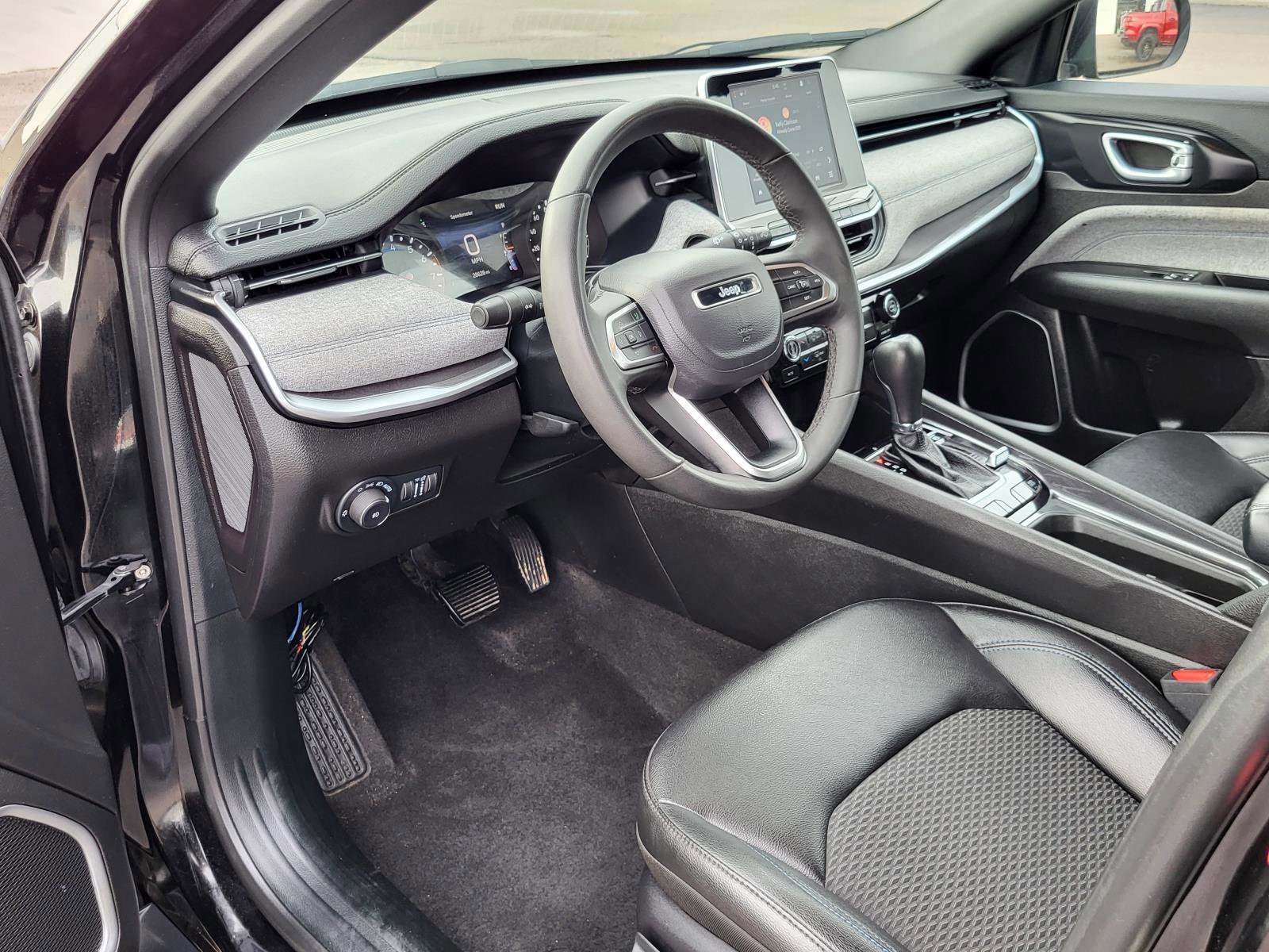 Used 2025 Jeep Compass Latitude image 16