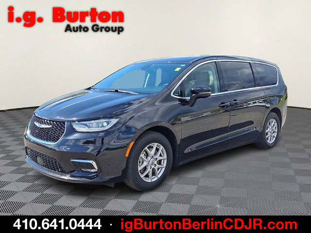 Used 2024 Chrysler Pacifica Touring-L FWD image 3