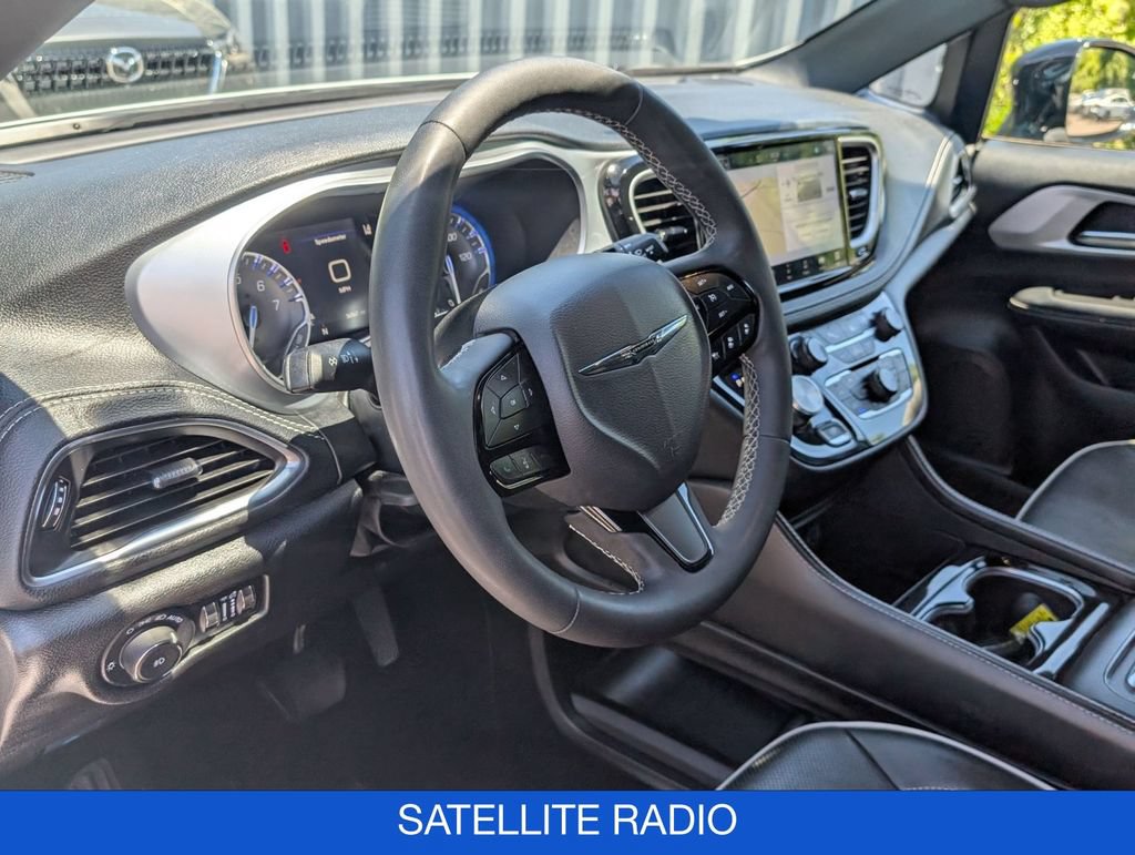 Used 2025 Chrysler Pacifica Limited FWD image 13