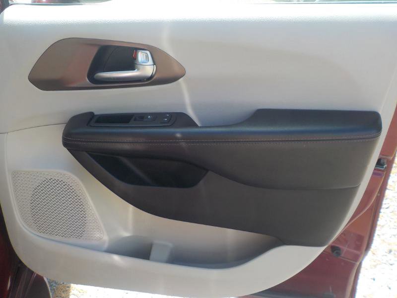 Used 2018 Chrysler Pacifica Touring-L image 24