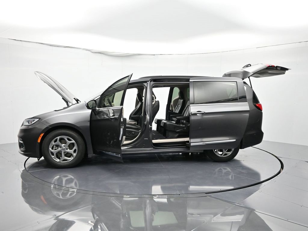 Used 2022 Chrysler Pacifica Limited image 47