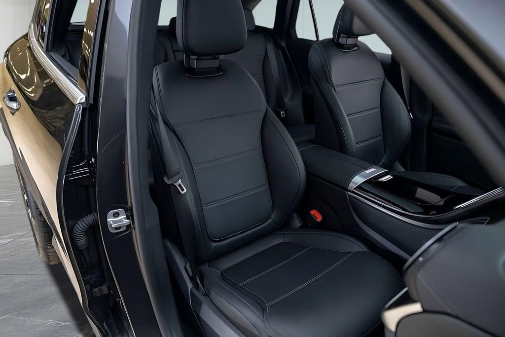 Used 2025 Mercedes-Benz GLC 350e 4MATIC w/ Driver Assistance Package image 29