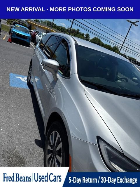 Used 2022 Chrysler Pacifica Touring-L w/ Uconnect Theater Family Group