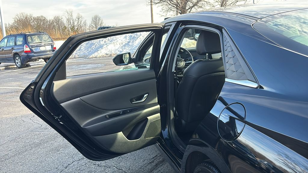 Used 2025 Hyundai Elantra Limited image 28