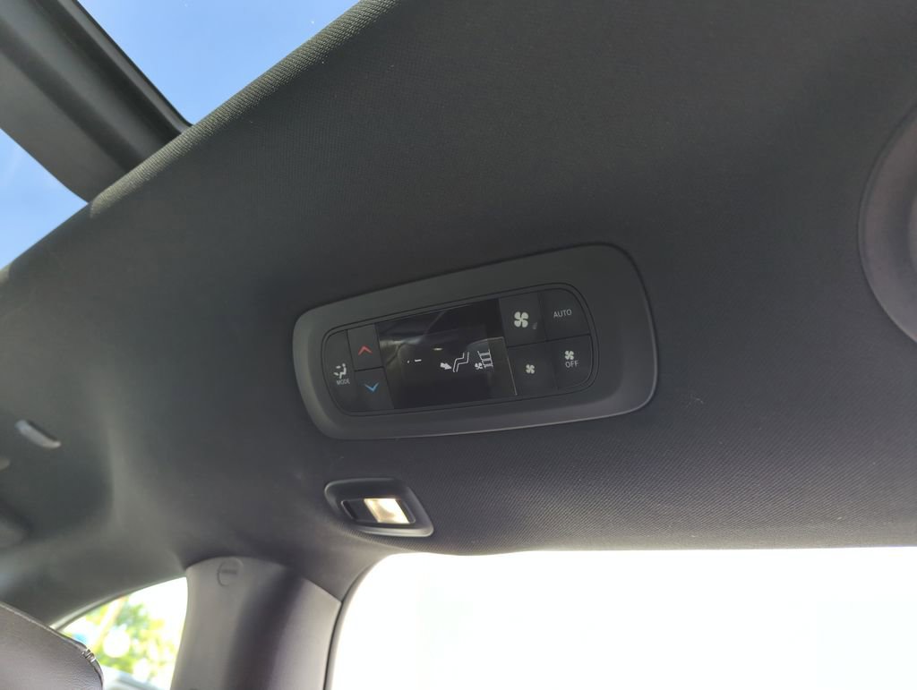 Used 2025 Chrysler Pacifica Limited image 32