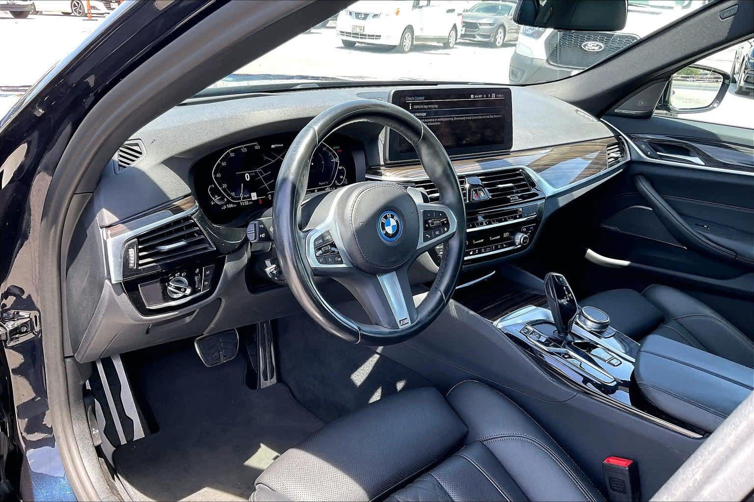 Used 2023 BMW 530e w/ M Sport Package RWD image 2