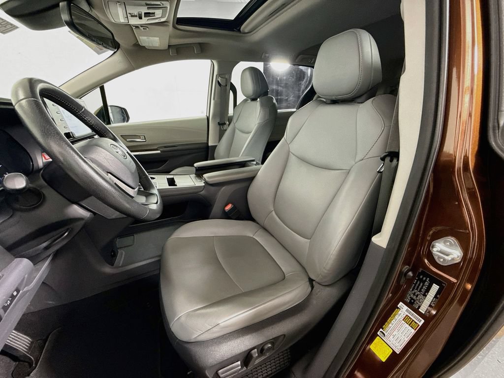 Used 2022 Toyota Sienna XLE FWD image 19