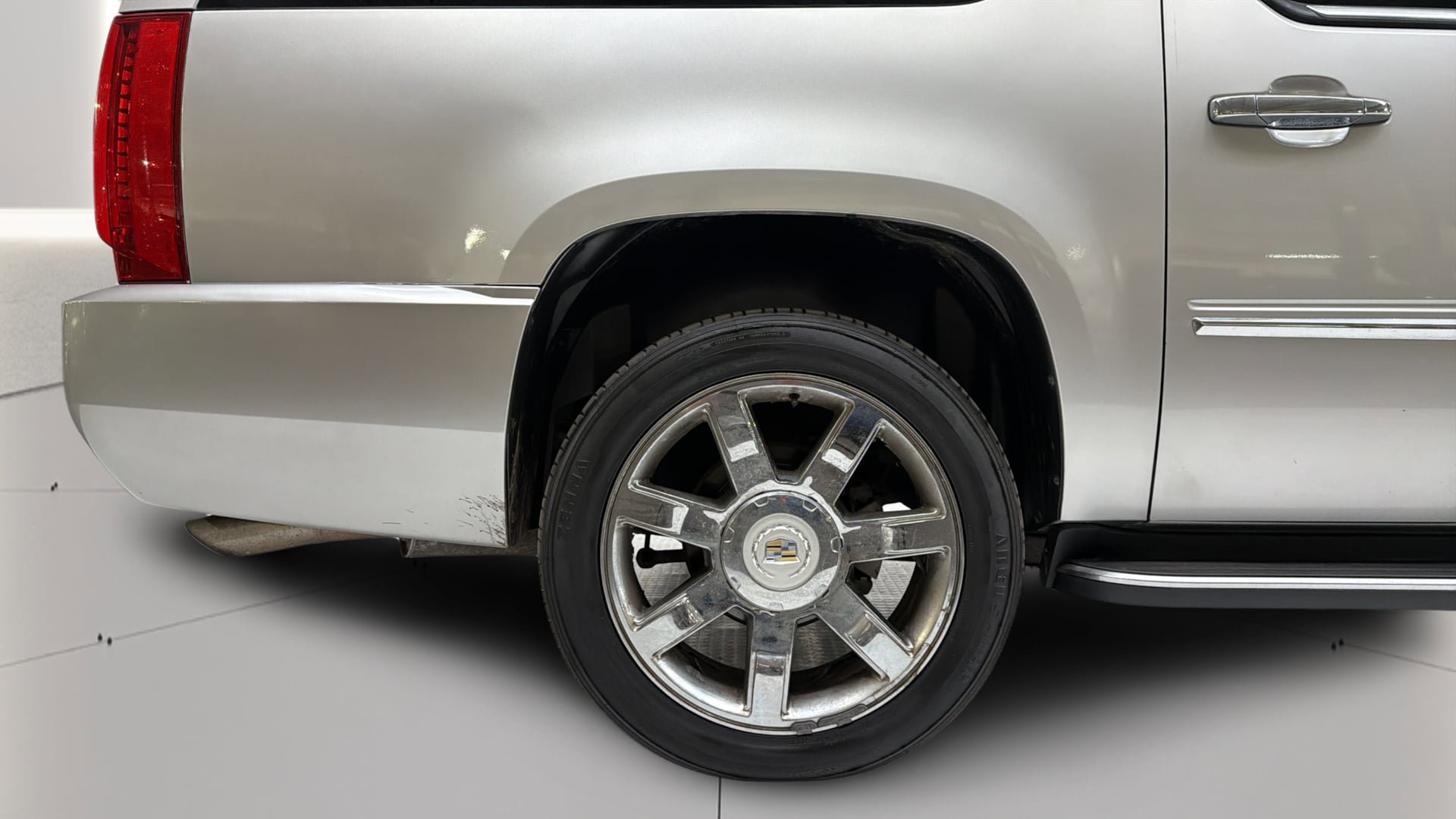 Used 2011 Cadillac Escalade ESV Luxury image 35