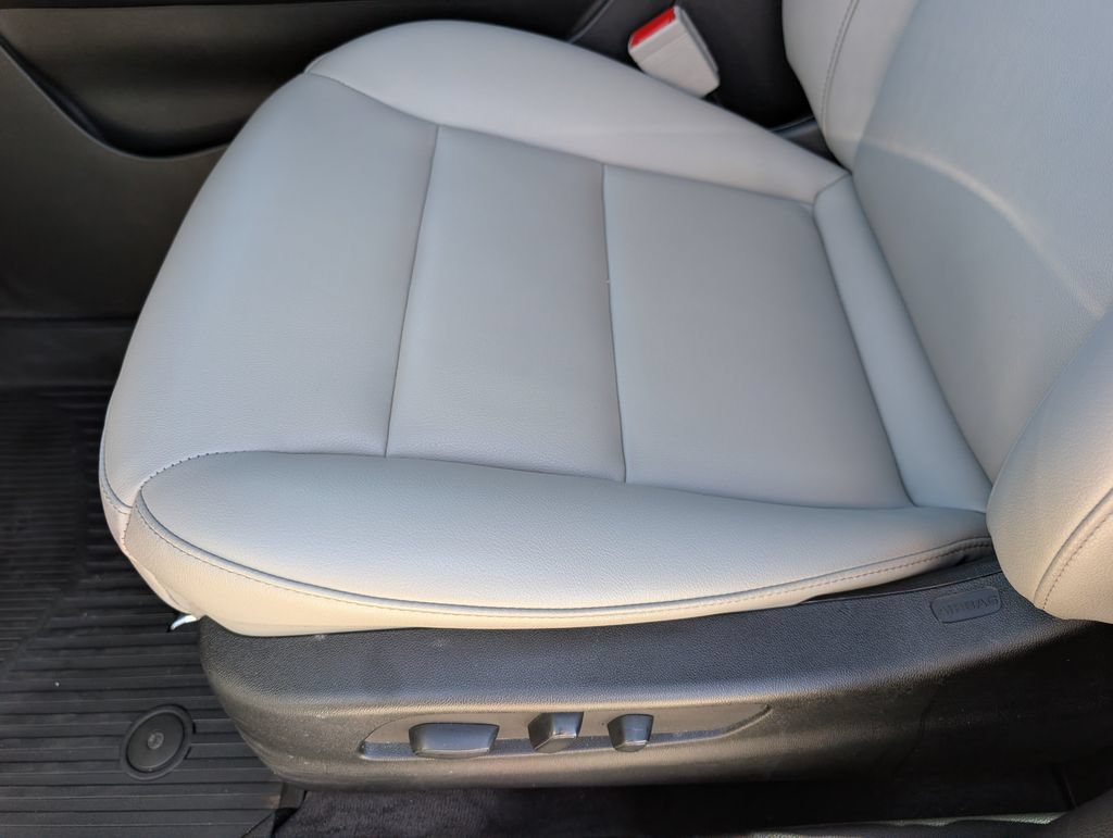 Used 2023 Cadillac XT4 Luxury w/ LPO, Onyx Lite Package AWD/4WD image 13