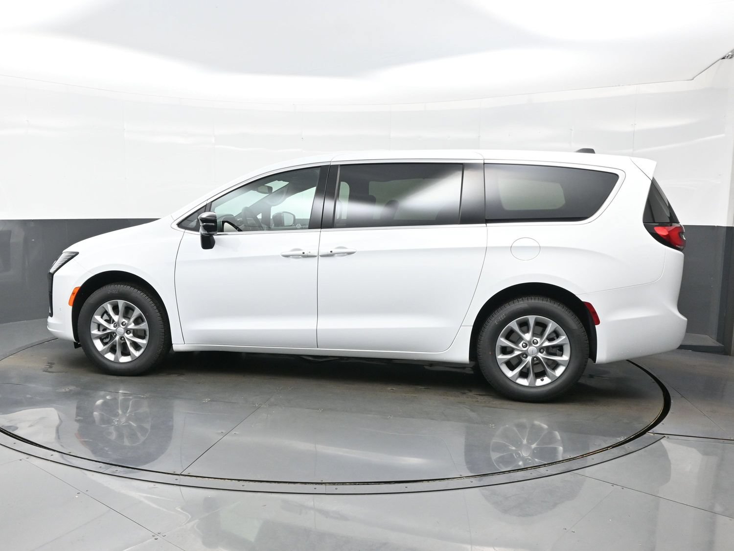 New 2027 Chrysler Pacifica Select AWD/4WD image 4