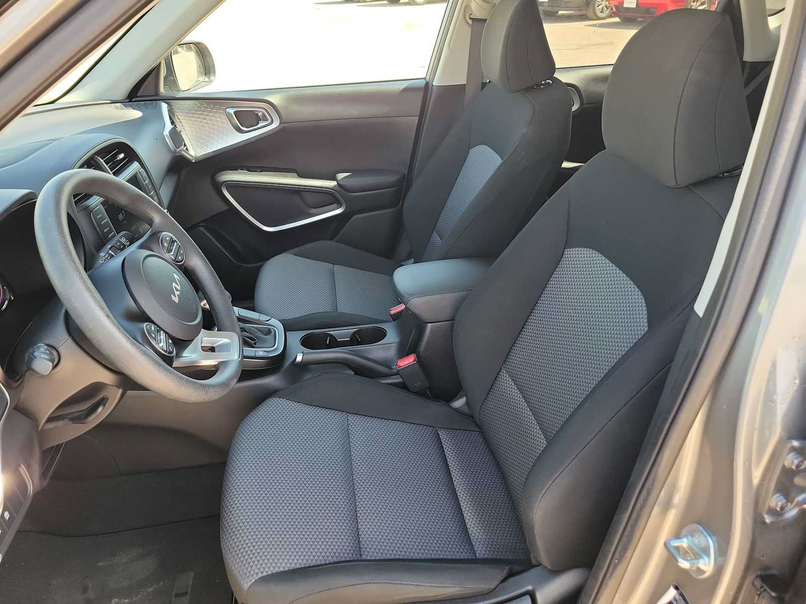 Used 2025 Kia Soul LX w/ LX Technology Package FWD image 14