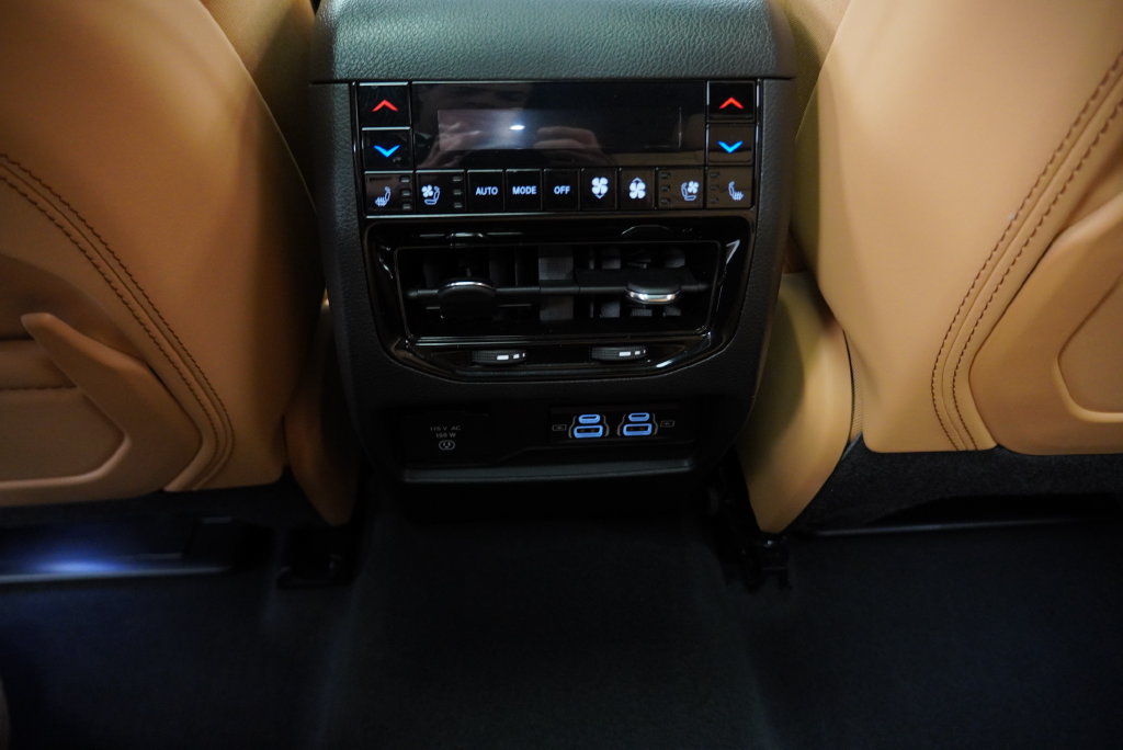 Used 2025 Jeep Grand Cherokee Summit AWD/4WD image 26