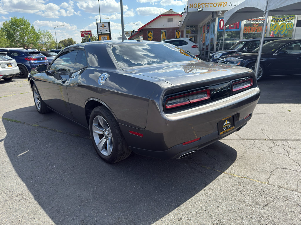 Used 2015 Dodge Challenger SXT image 3