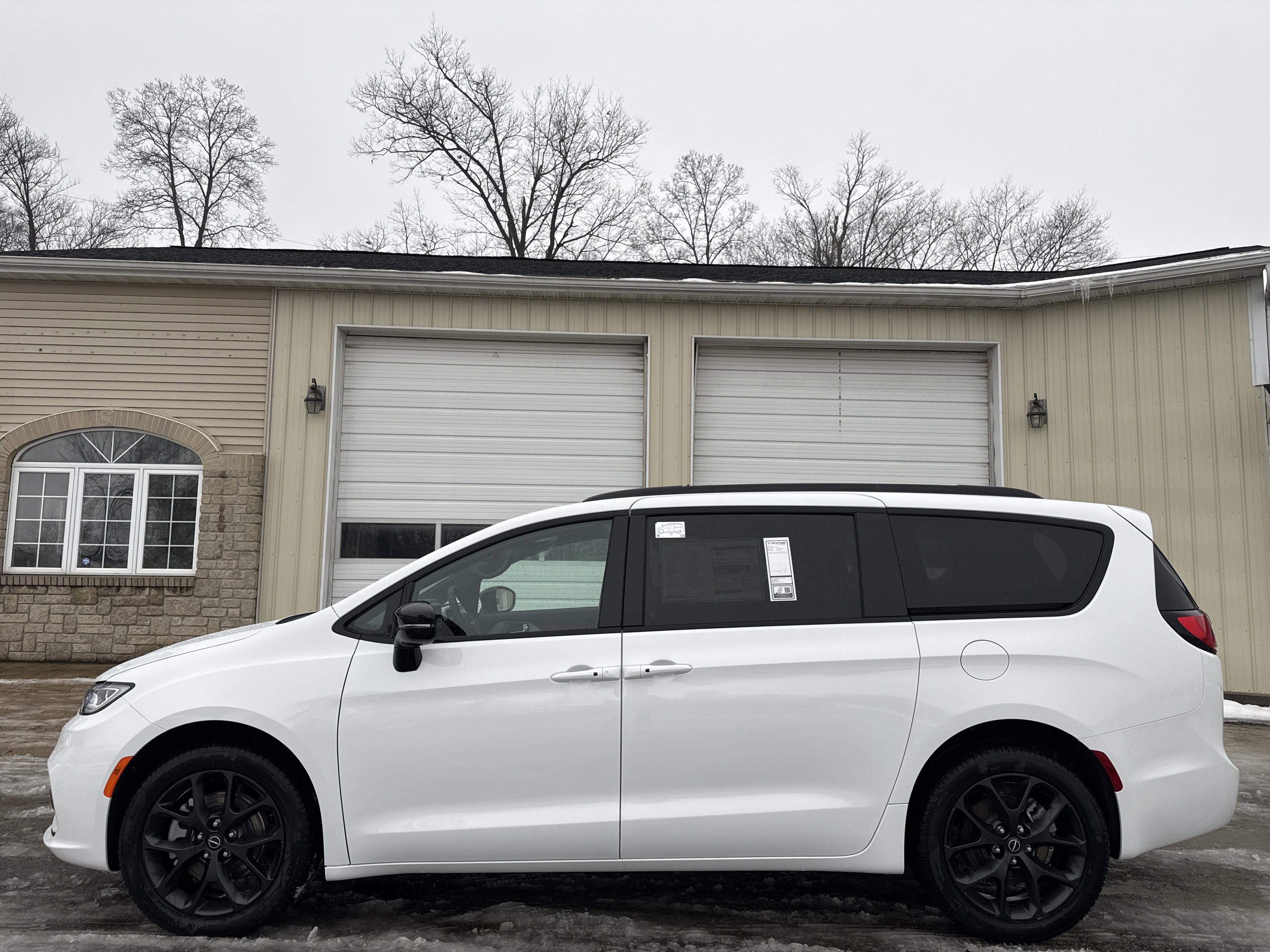 New 2026 Chrysler Pacifica Limited w/ Uconnect Theater Family Group image 11