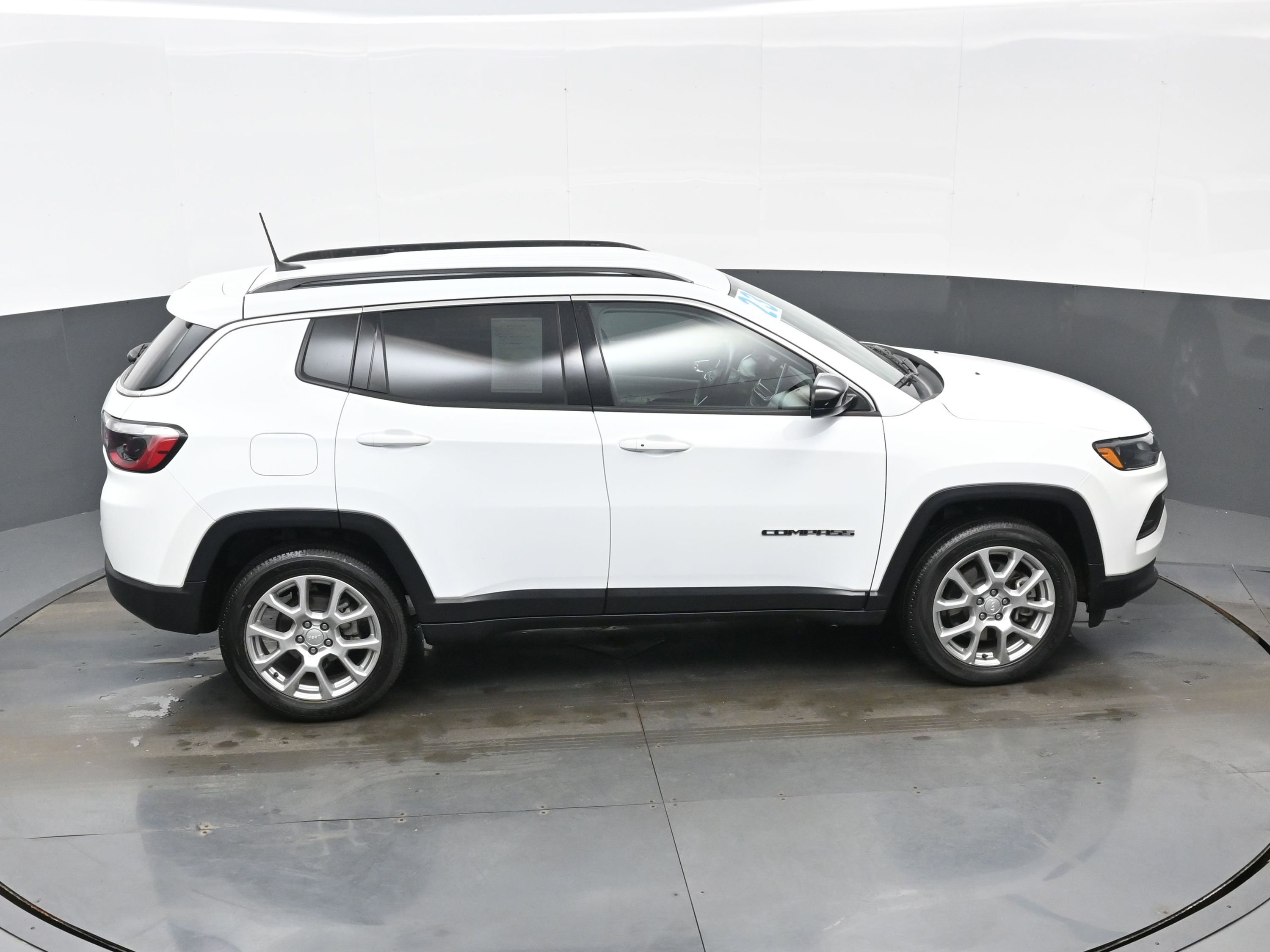 Used 2023 Jeep Compass Latitude image 38