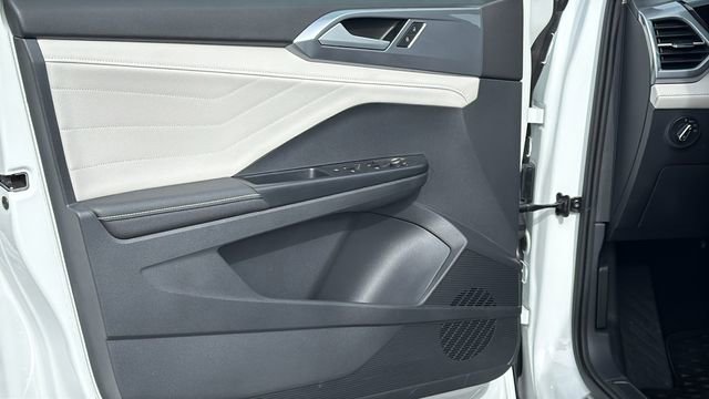 Used 2025 Volkswagen Taos SEL image 23