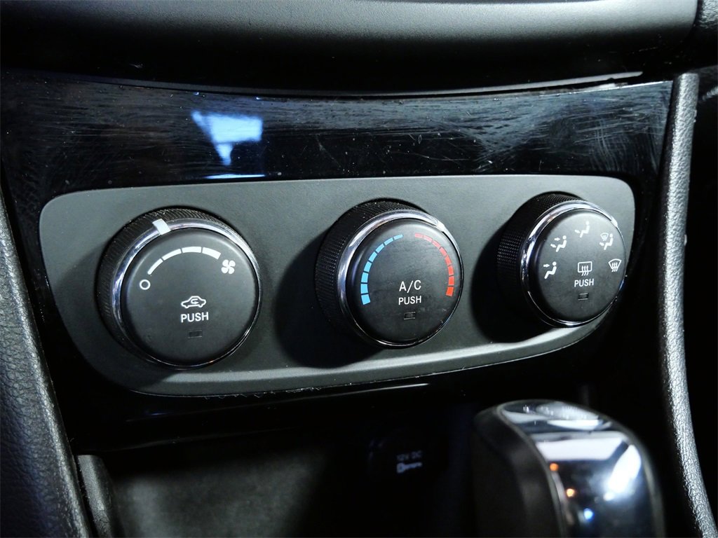 Used 2013 Dodge Avenger SE image 21