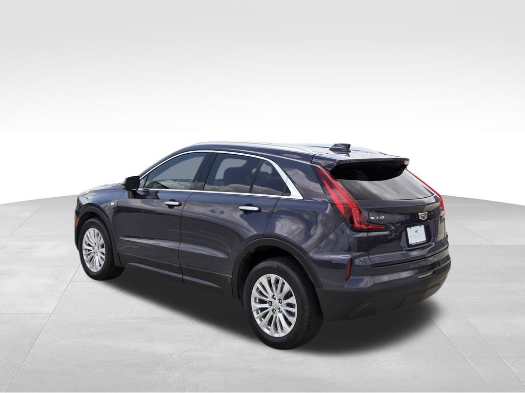 Used 2024 Cadillac XT4 Luxury w/ Cold Weather Package FWD image 3