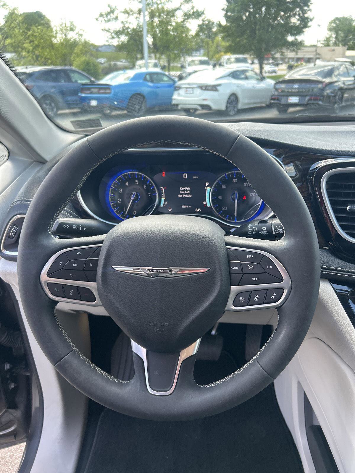 Used 2023 Chrysler Pacifica Limited image 9