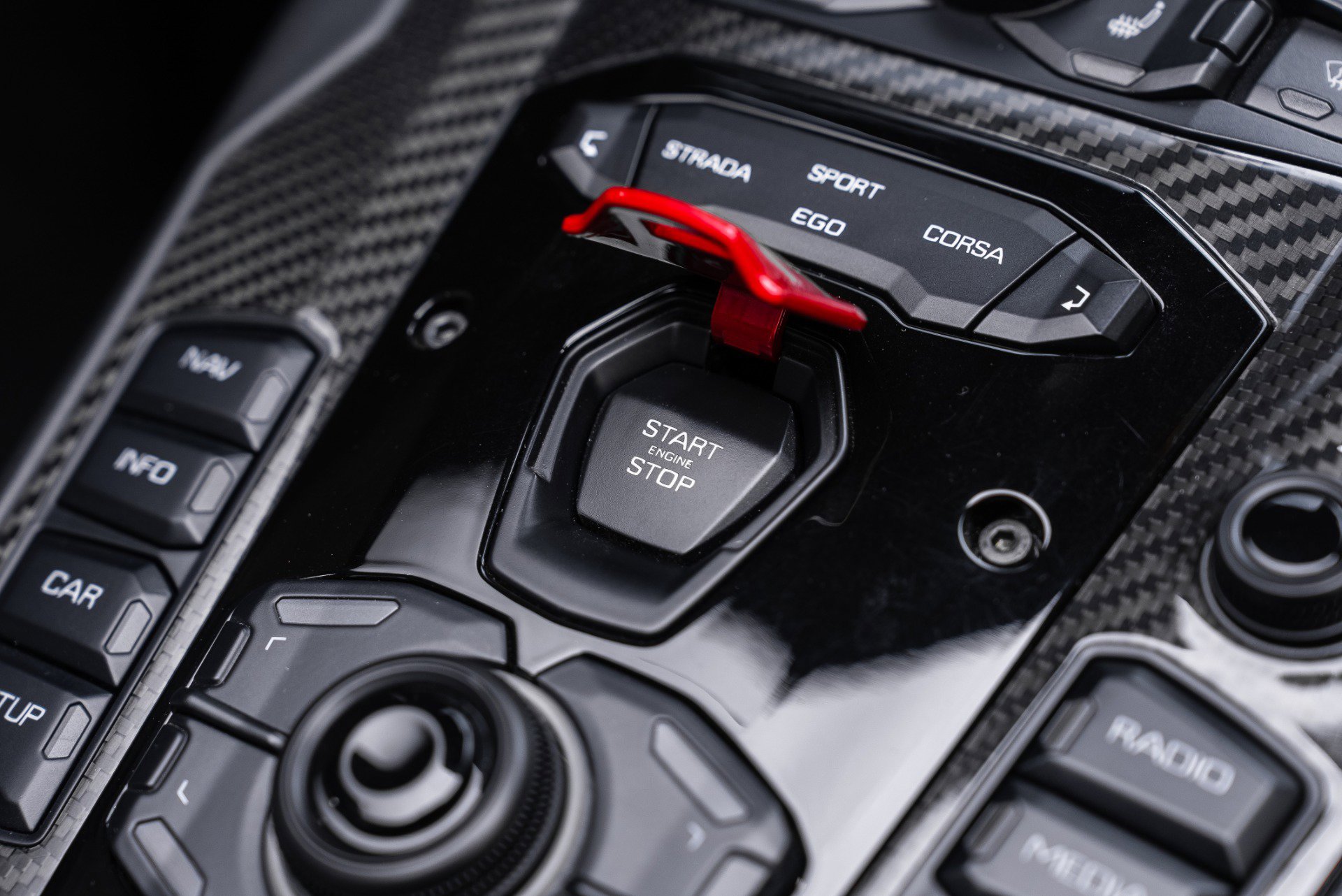 Used 2018 Lamborghini Aventador S image 36