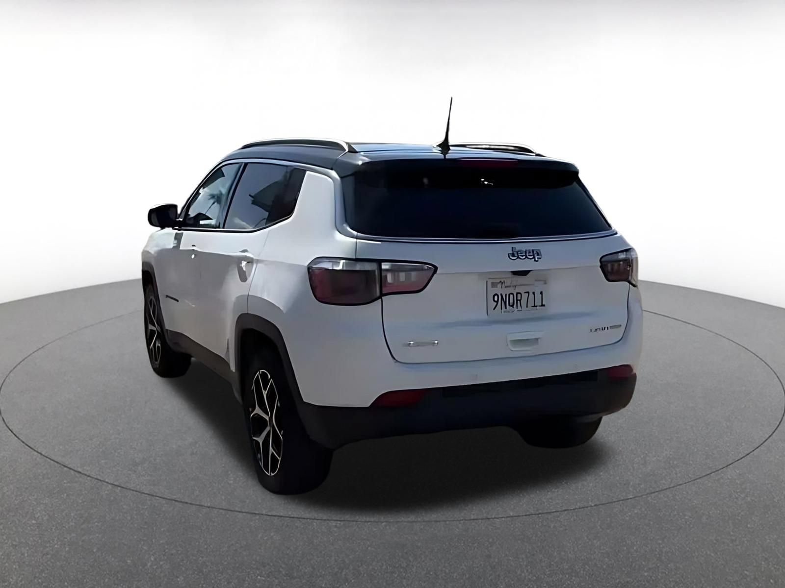 Used 2025 Jeep Compass Limited AWD/4WD image 10