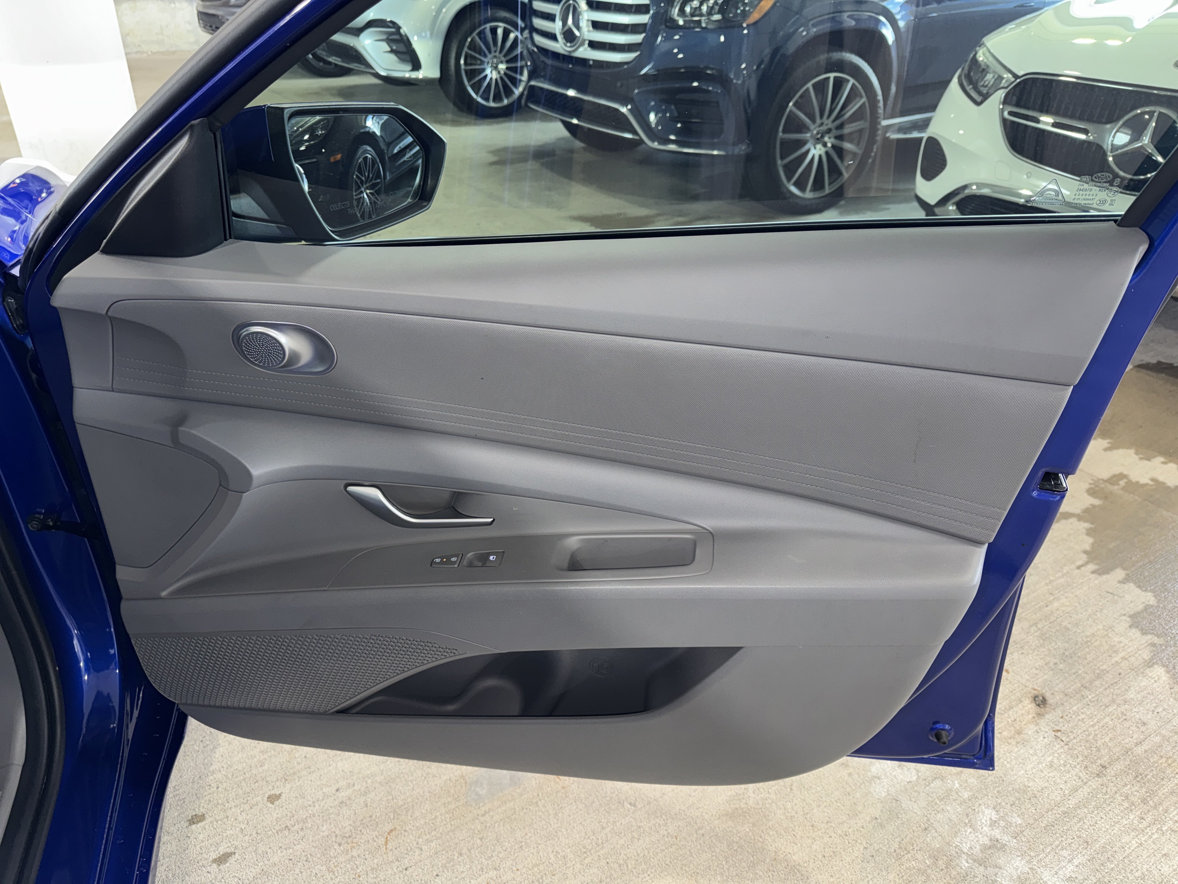 Used 2025 Hyundai Elantra SE FWD image 9