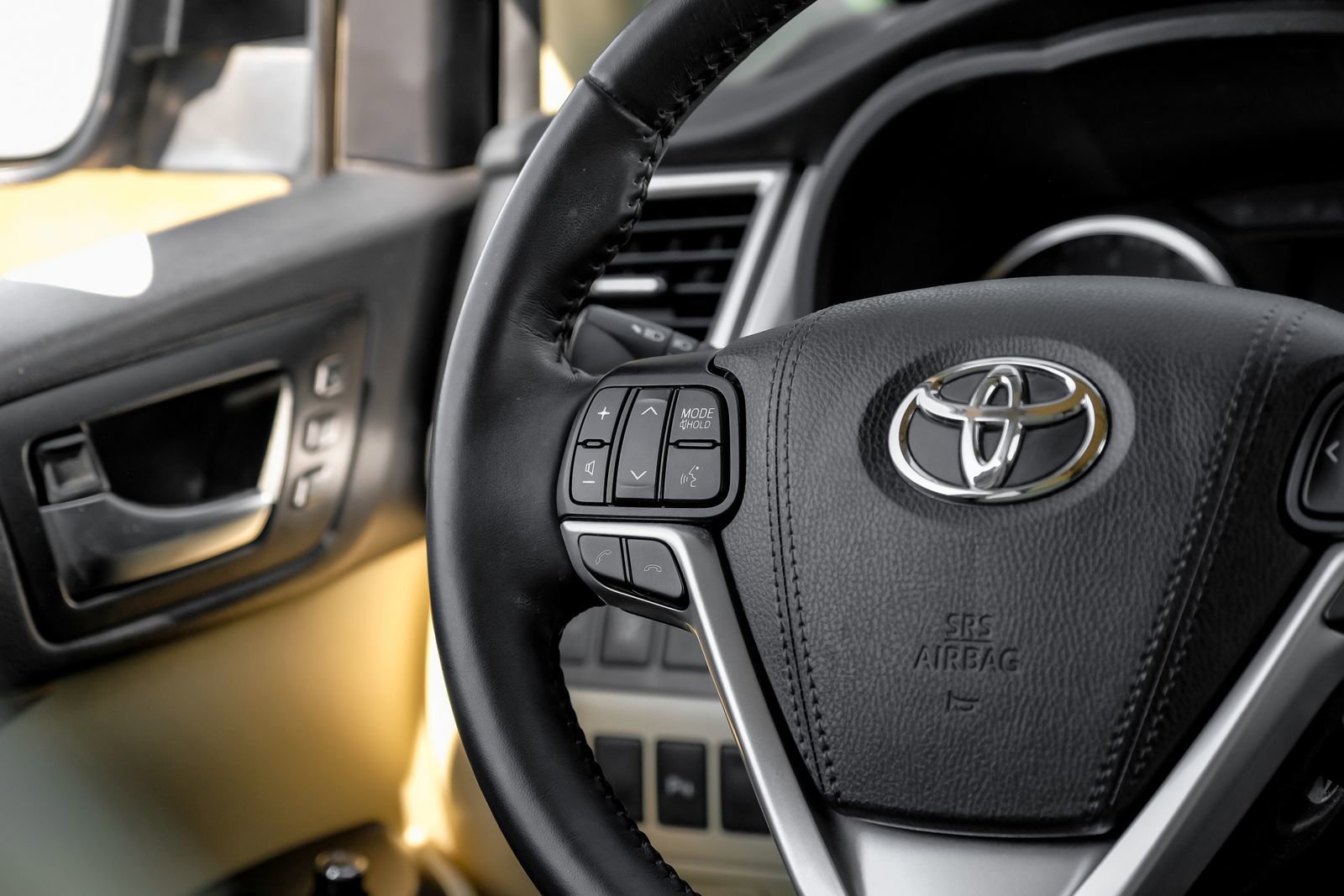 Used 2019 Toyota Highlander Limited FWD image 19