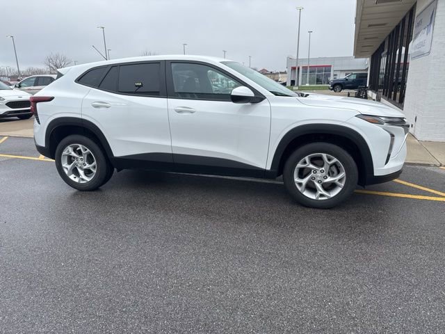 Used 2024 Chevrolet Trax LS w/ LS Convenience Package FWD image 4