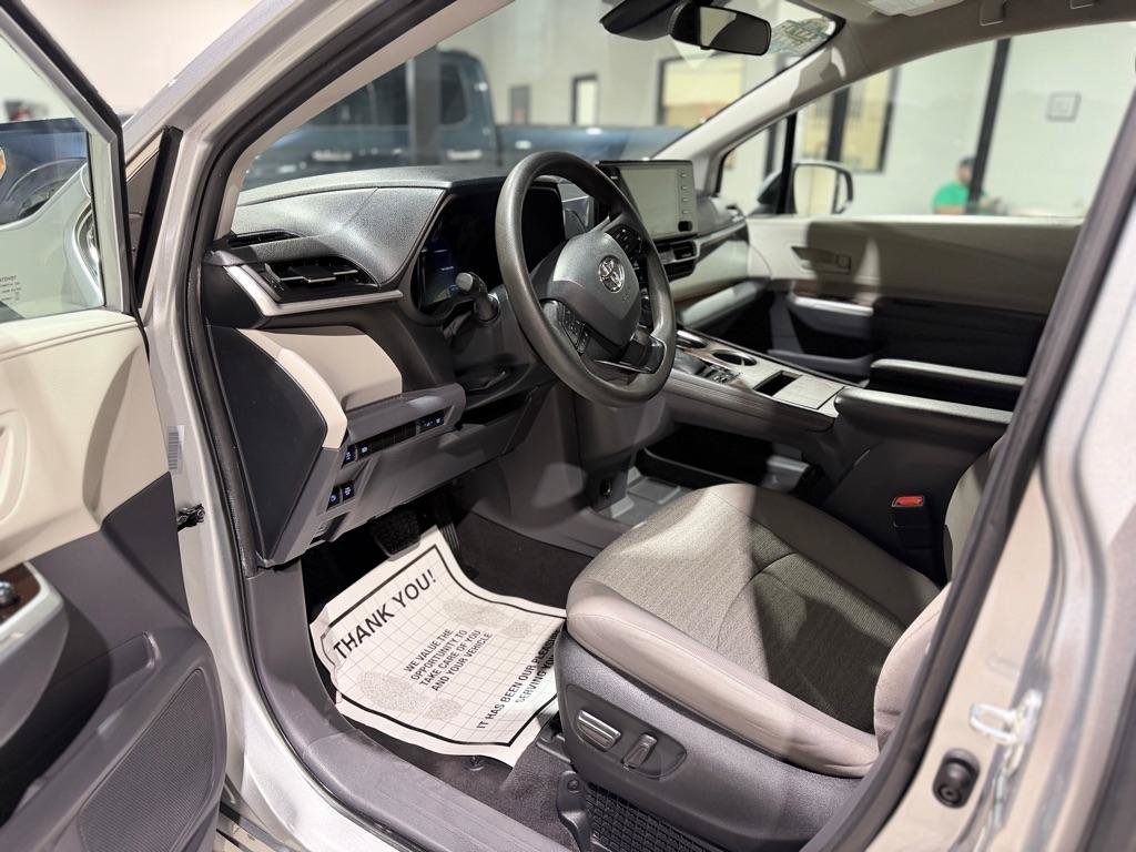 Used 2023 Toyota Sienna LE FWD image 15
