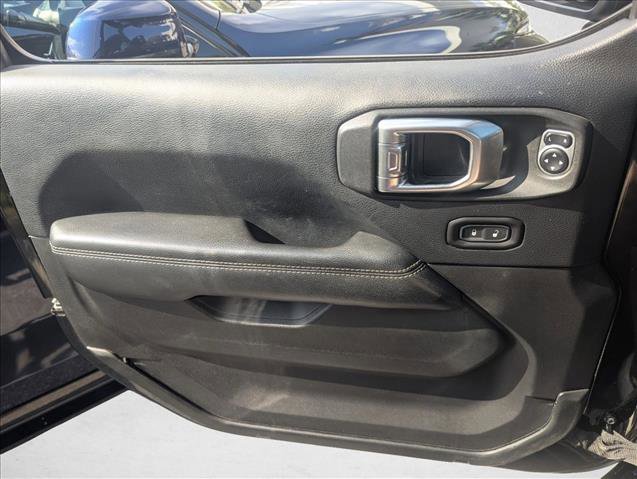 Used 2018 Jeep Wrangler Unlimited Sahara AWD/4WD image 9