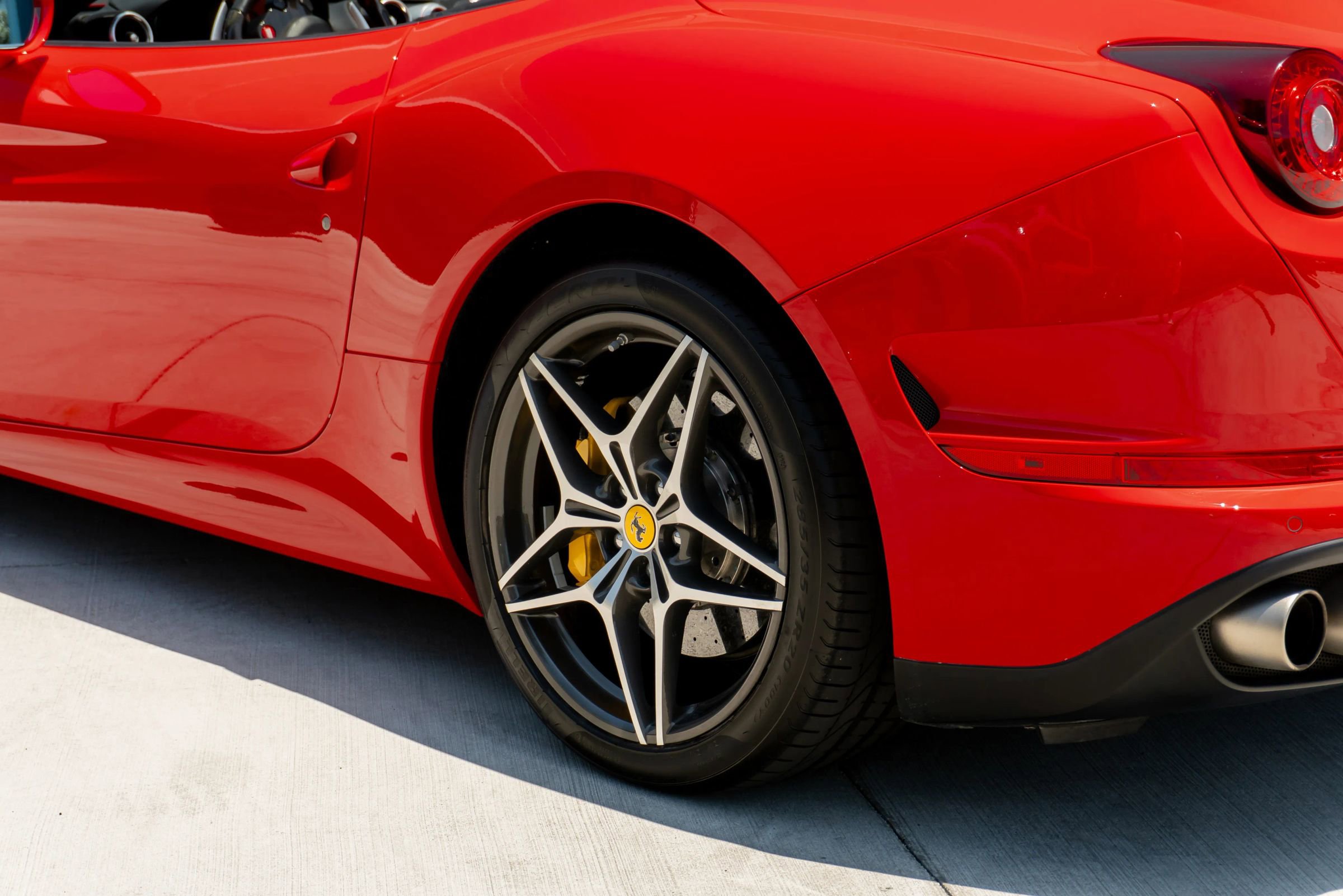 Used 2016 Ferrari California T RWD image 42