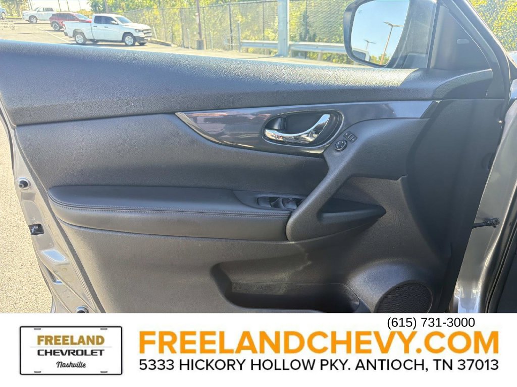 Used 2017 Nissan Rogue SV FWD image 27