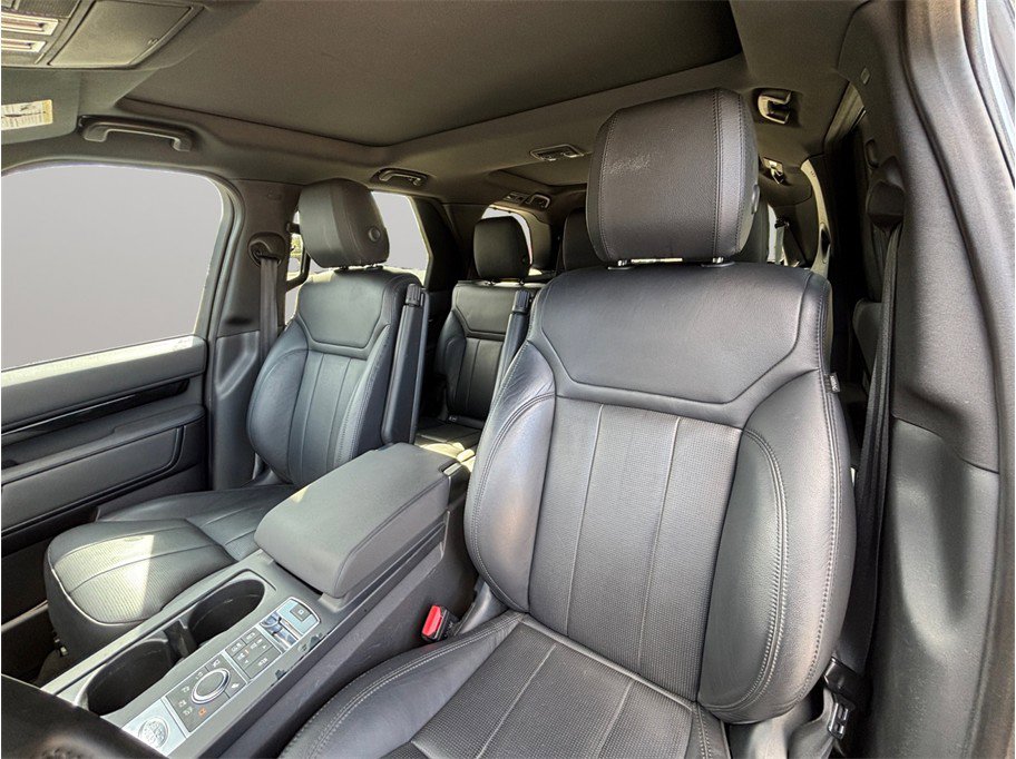 Used 2018 Land Rover Discovery SE image 18