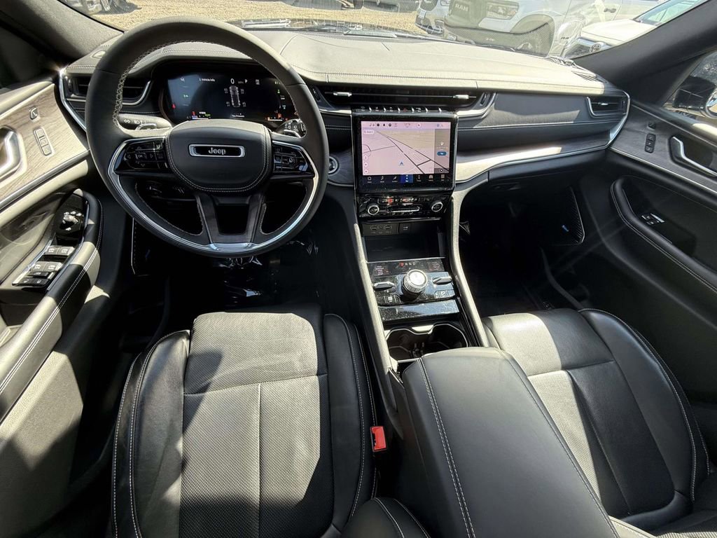 Used 2023 Jeep Grand Cherokee Overland w/ Luxury Tech Group IV image 15