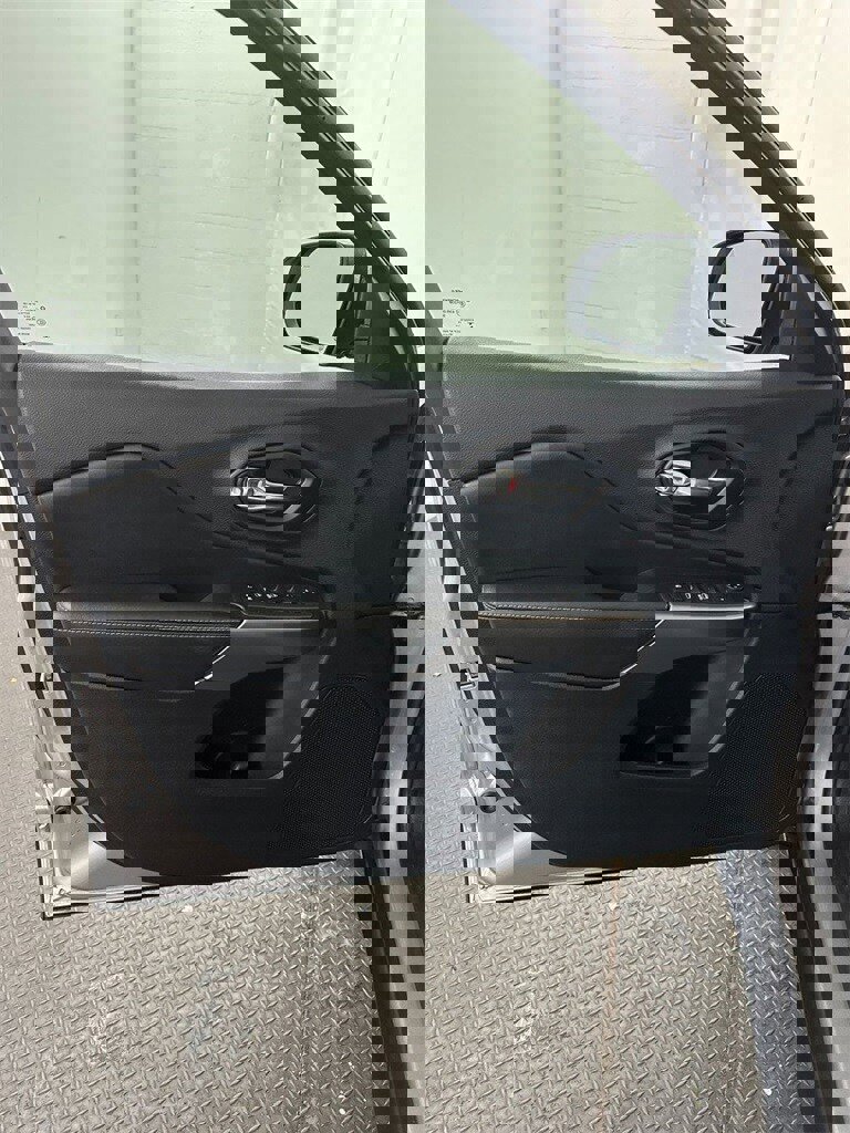 Used 2019 Jeep Cherokee Latitude Plus w/ Comfort/Convenience Group image 8