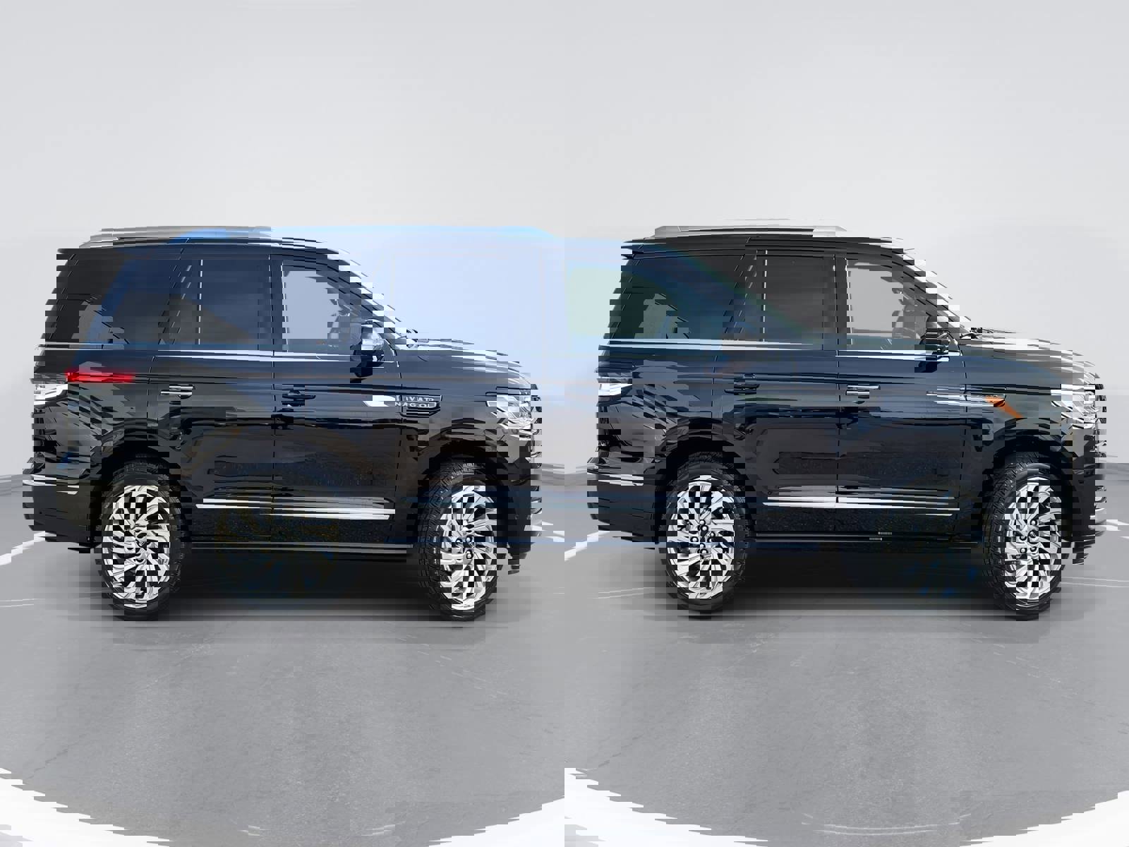 Used 2024 Lincoln Navigator Reserve image 4