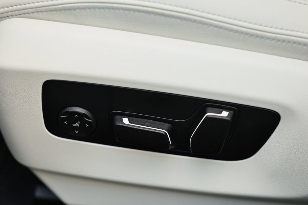 Used 2026 BMW 530i w/ Premium Package RWD image 22